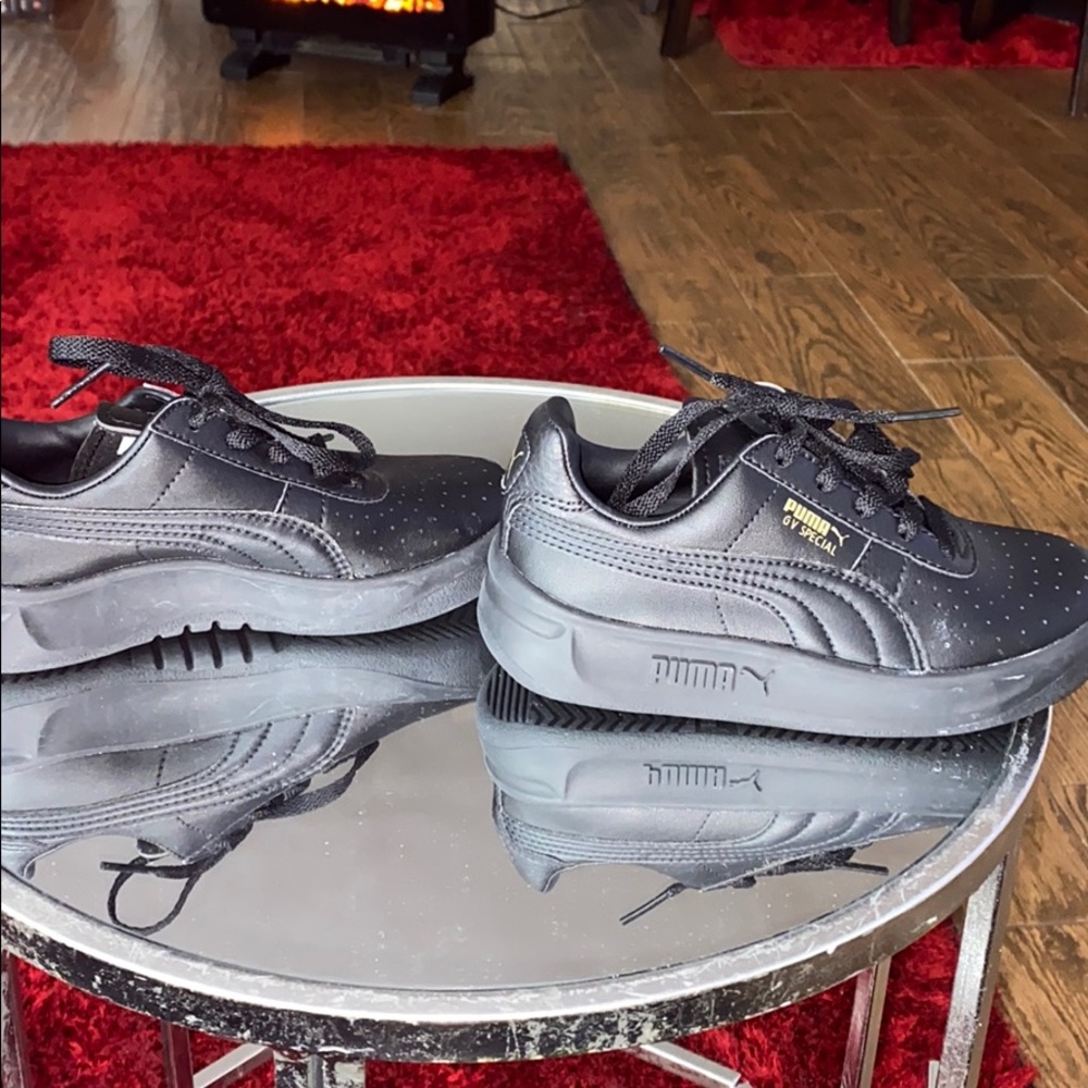 Kids puma sneakers